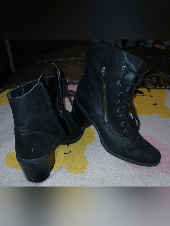 White Mountain Shoes - Pre-loved Women's White Mountain Black Lace-Up Ankle Boots with Side Zipper.